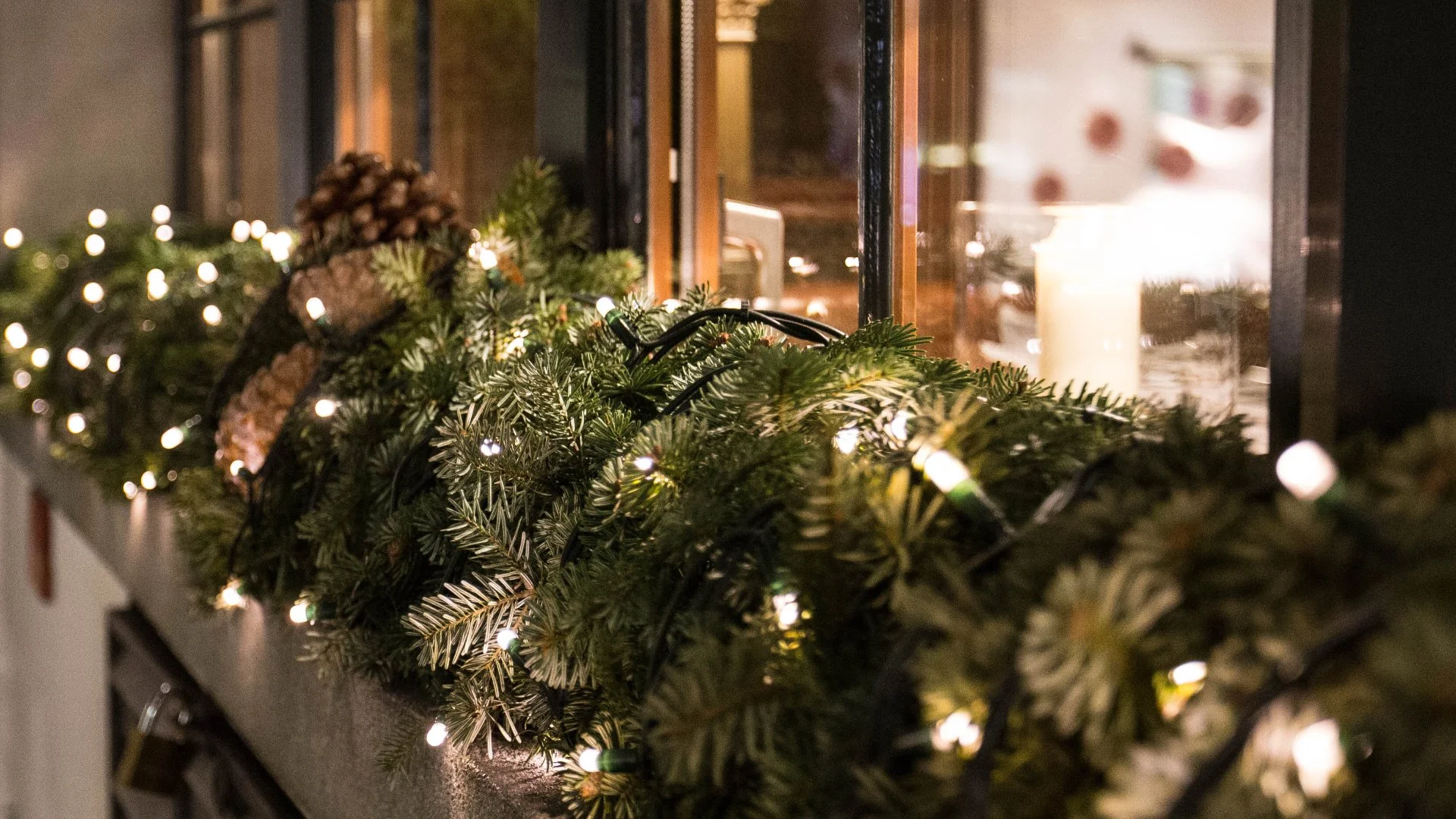 When’s the Right Time to Schedule Holiday Lighting Installation?