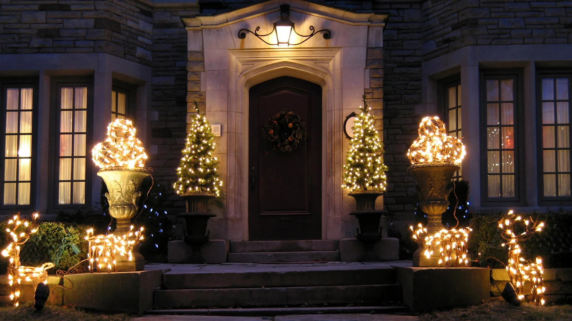 Holiday Lighting: What to Expect During a Consultation With Professionals