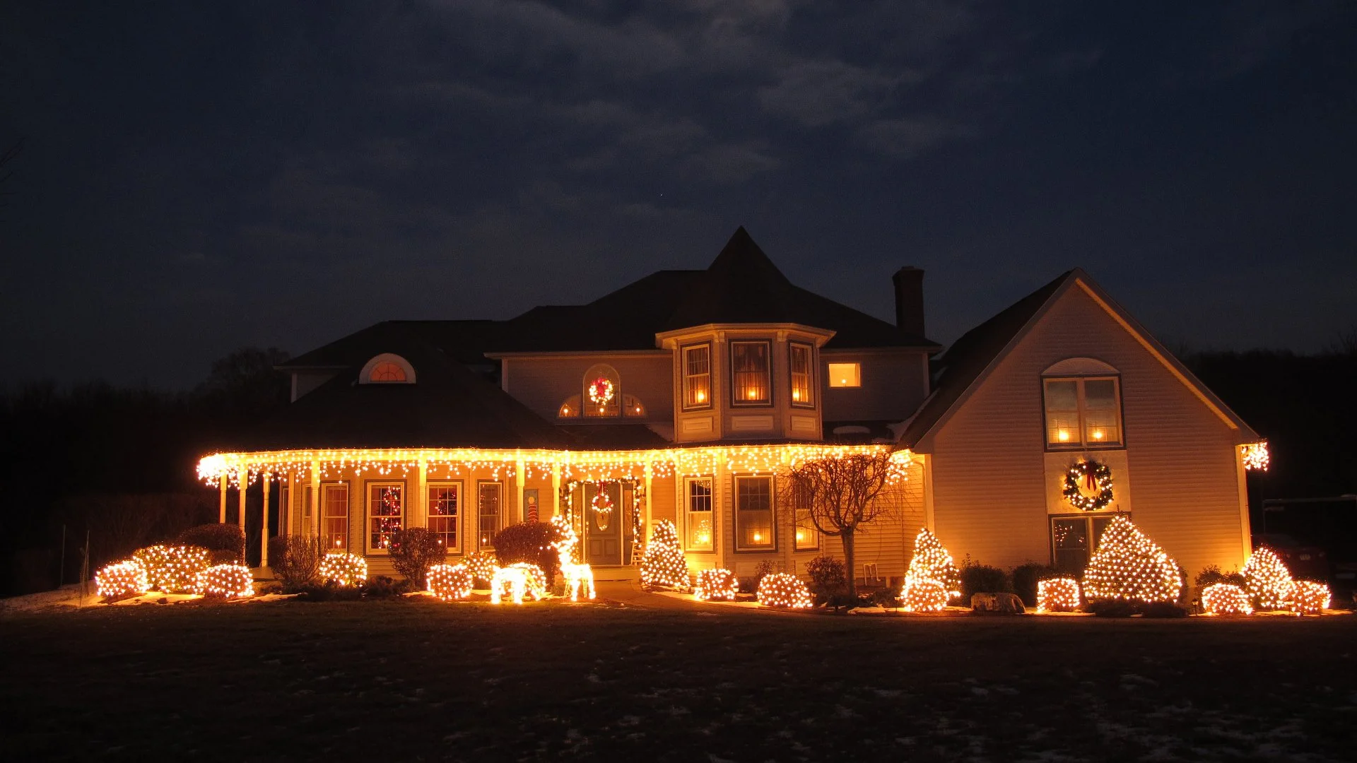 Professional Holiday Lighting: A Hassle-Free Solution for Decorating